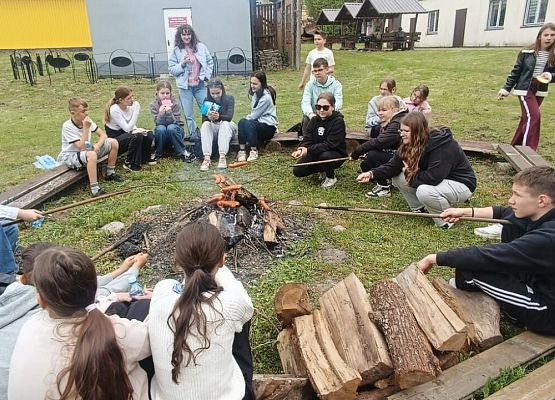 uczestnicy warsztatów w trakcie ogniska