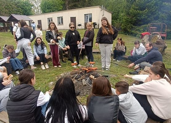 uczestnicy warsztatów w trakcie ogniska