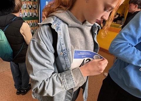 uczennica  przygotowuje się do zawodów