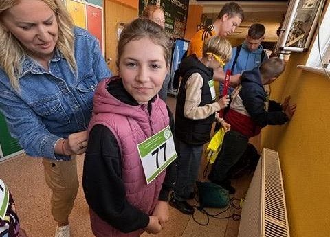 uczniowie przygotowują się do zawodów