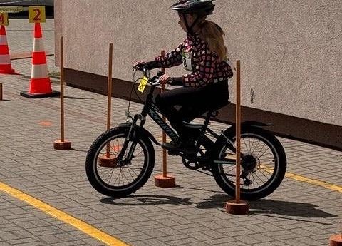 uczennica na rowerze