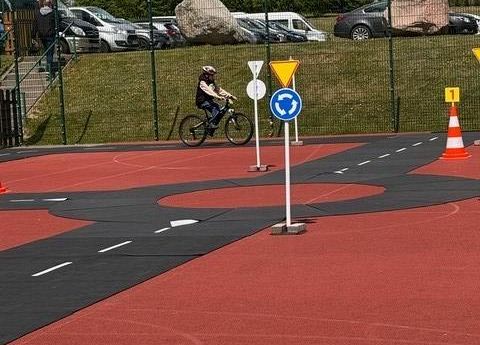 jazda po miasteczku ruchu drogowego