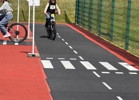 jazda po miasteczku ruchu drogowego