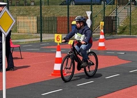 jazda po miasteczku ruchu drogowego