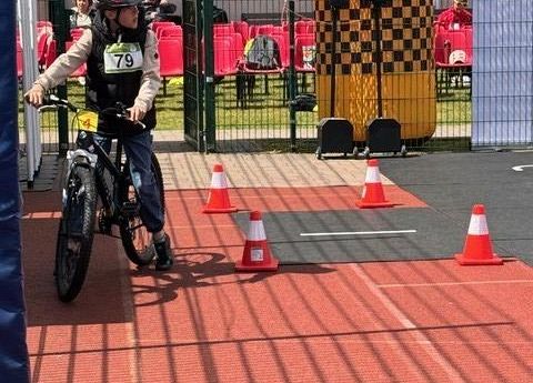 jazda po miasteczku ruchu drogowego