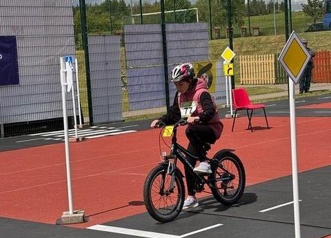 jazda ucznia po miasteczku