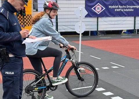 jazda ucznia po miasteczku