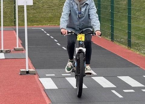 jazda ucznia po miasteczku