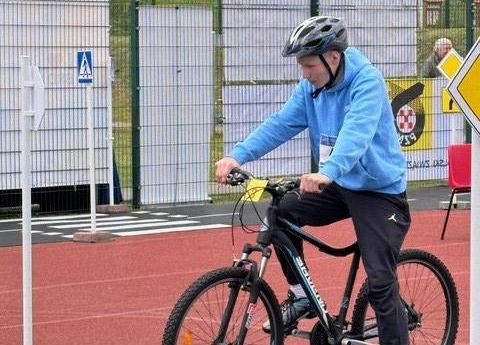 jazda ucznia po miasteczku