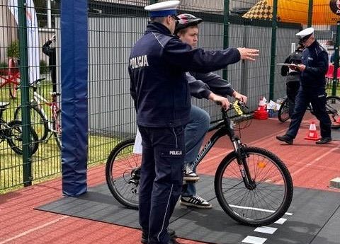 jazda ucznia po miasteczku