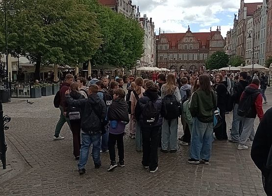 uczestnicy wycieczki na starówce w Gdańsku