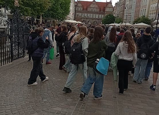 uczestnicy wycieczki na starówce w Gdańsku