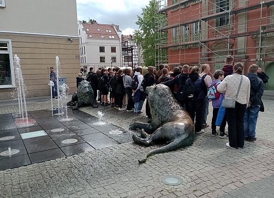 uczestnicy wycieczki na starówce w Gdańsku