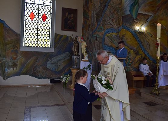 Grafika 4: Występ naszych uczniów z okazji Dnia Matki  w kościele w Łebieniu