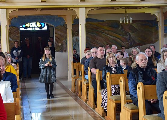 Grafika 11: Występ naszych uczniów z okazji Dnia Matki  w kościele w Łebieniu