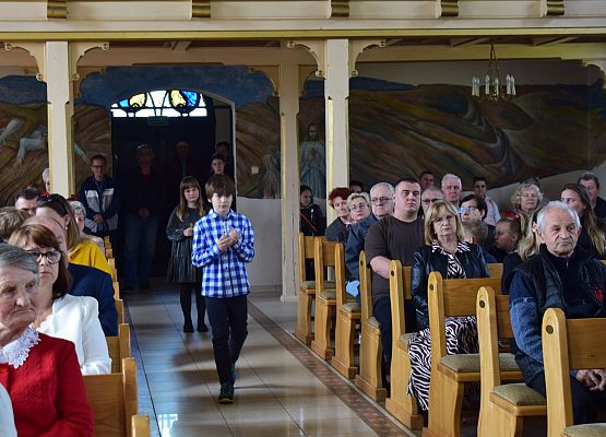 Grafika 12: Występ naszych uczniów z okazji Dnia Matki  w kościele w Łebieniu