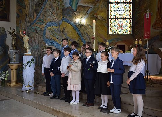 Grafika 14: Występ naszych uczniów z okazji Dnia Matki  w kościele w Łebieniu