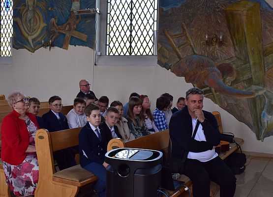 Grafika 20: Występ naszych uczniów z okazji Dnia Matki  w kościele w Łebieniu