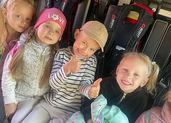 dzieci w wozie strażackim