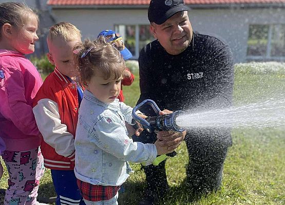 dzieci na zajęciach ze strażakami