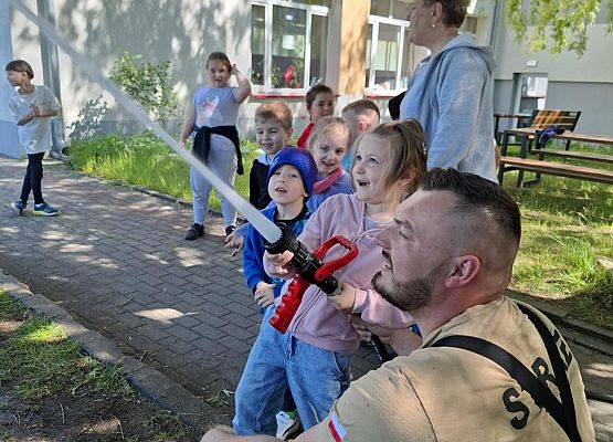 przedszkolaki na zajęciach ze strażakami