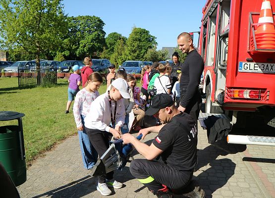 dzieci na zajęciach ze strażakami