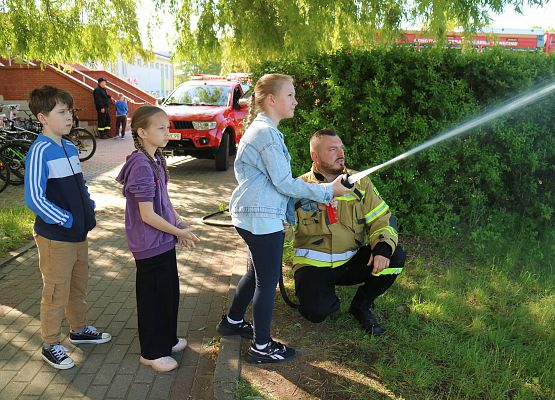 dzieci podczas zajęć ze strażakami