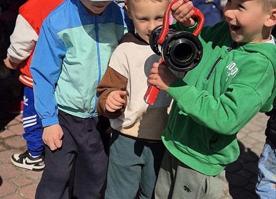 dzieci podczas zajęć ze strażakami