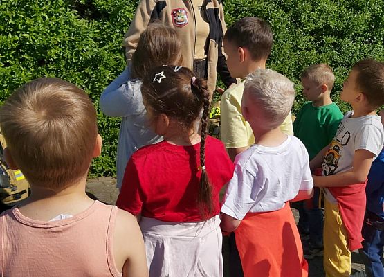 dzieci podczas zajęć ze strażakami
