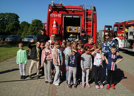 dzieci podczas zajęć ze strażakami
