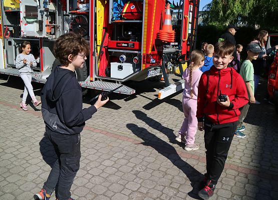 dzieci podczas zajęć ze strażakami