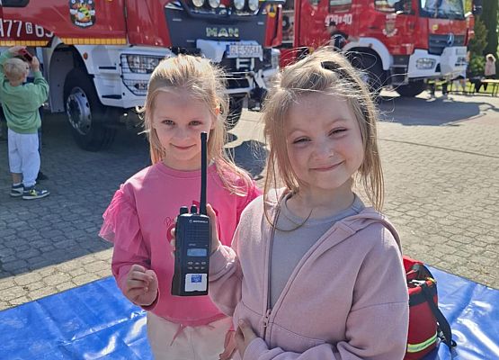 dzieci podczas zajęć ze strażakami