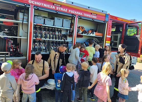 dzieci podczas zajęć ze strażakami