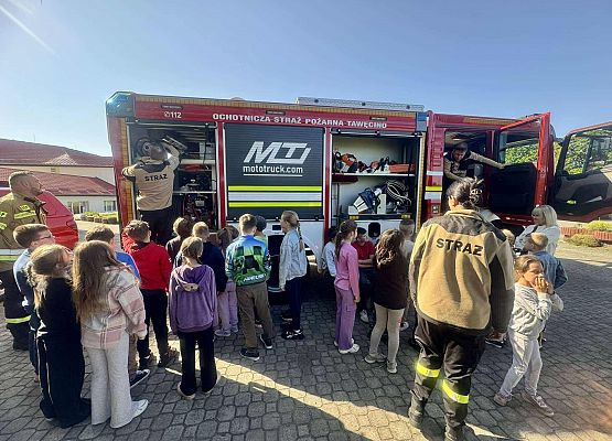 dzieci podczas zajęć ze strażakami