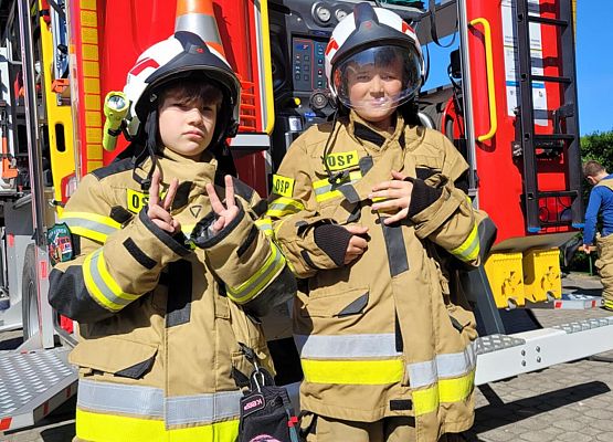 uczniowie w strojach strażackich