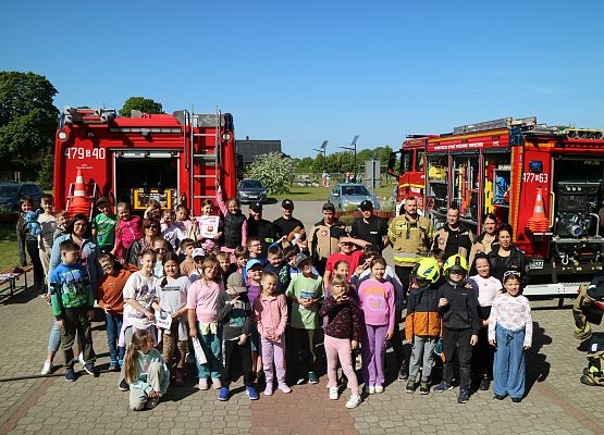 dzieci podczas zajęć ze strażakami