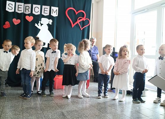 dzieci śpiewają piosenkę