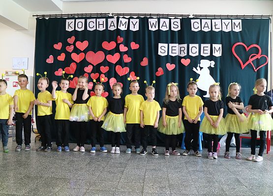 dzieci przebrane za pszczółki występują na scenie