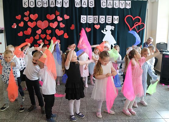 dzieci tańczą z kolorowymi chustami