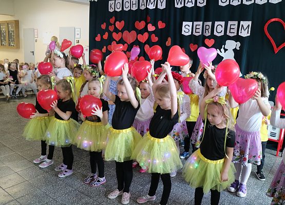 dzieci trzymają balony w kształcie serc