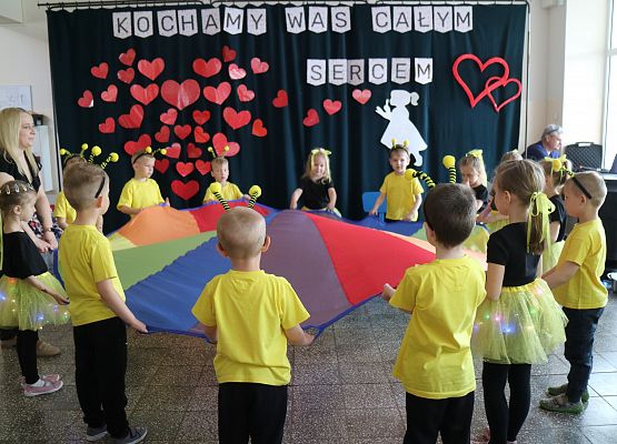 dzieci występują z chustą animacyjną