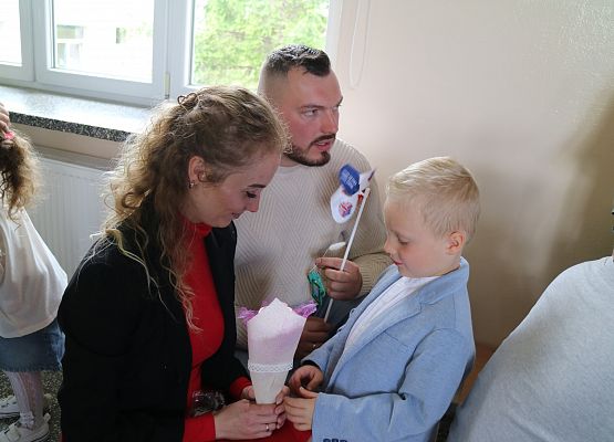 chłopiec wręcza upominek