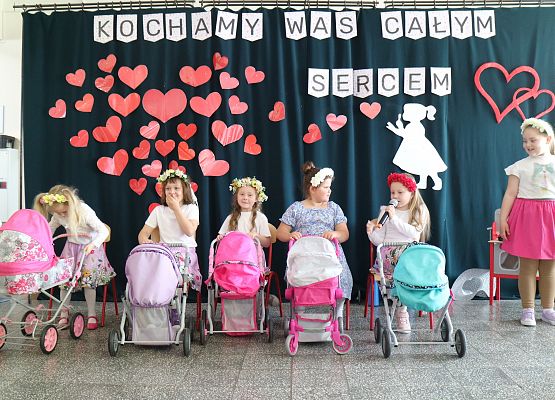 dziewczynki z wózkami dla lalek
