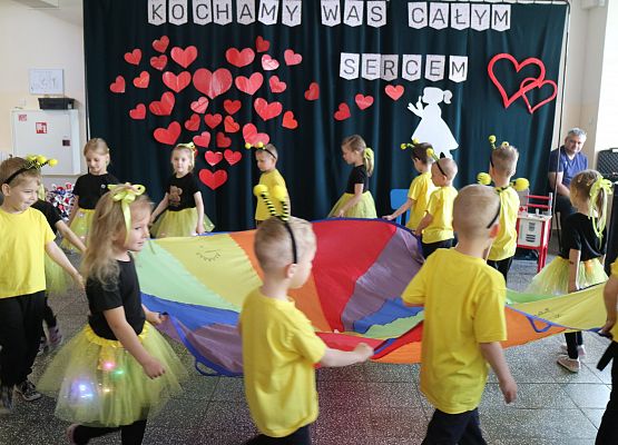 dzieci tańczą z chustą animacyjną