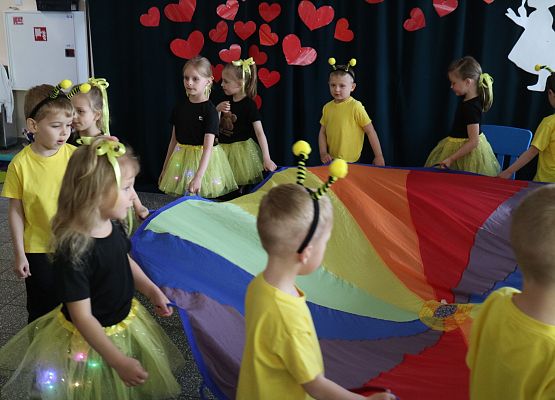 dzieci tańczą z chustą animacyjną