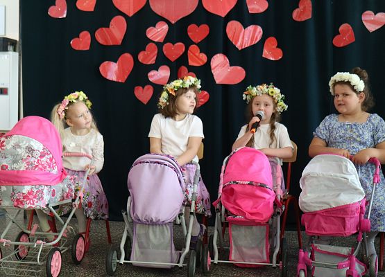 dziewczynki z wózkami dla lalek