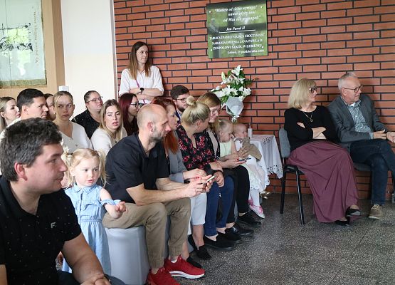 rodzice oglądają występy dzieci