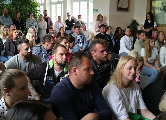 rodzice oglądają występy dzieci