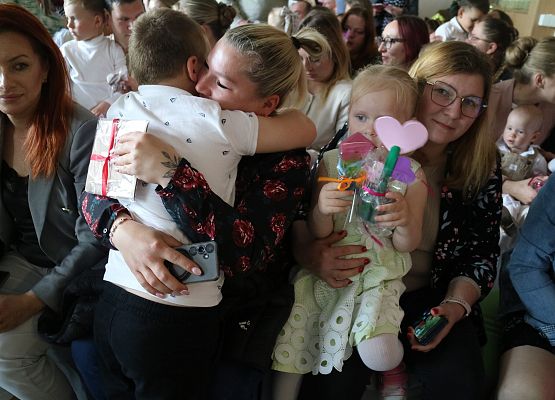 chłopiec przekazuje upominek