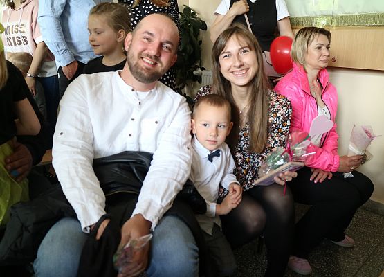 chłopiec przekazuje upominek